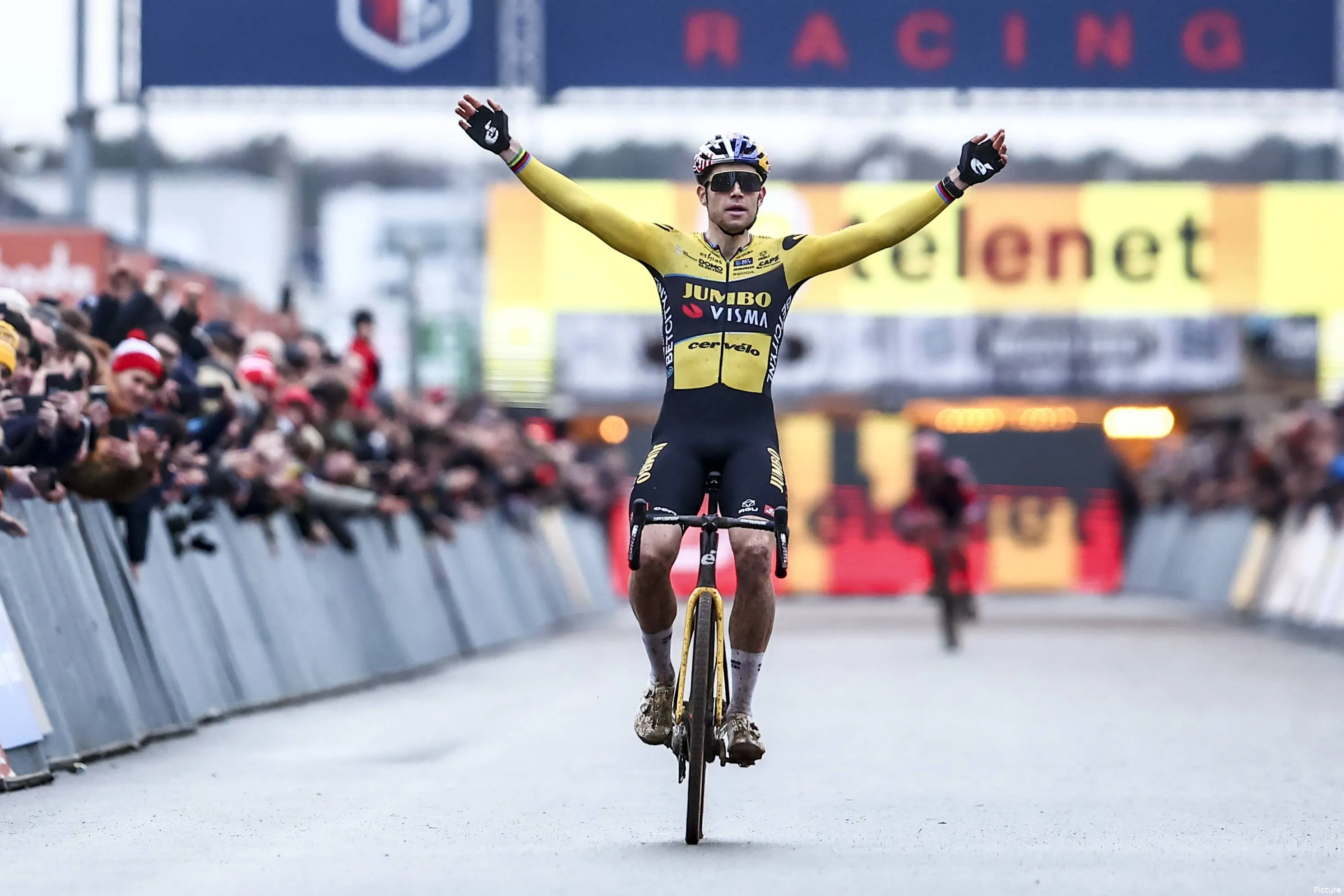 Wout van Aert gewinnt epische Achterbahnfahrt in Benidorm, Mathieu van